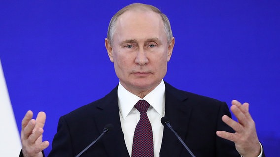 Wladimir Putin, Präsident von Russland, hält 2019 bei einer Preisverleihung anlässlich des Tages der nationalen Einheit im Kreml eine Rede. © picture alliance/dpa/Pool Reuters Foto: Evgenia Novozhenina