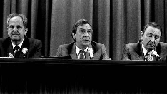Nach dem Sturz von Michail Gorbatschow geben die neuen Machthaber in der Sowjetunion, darunter Innenminister Boris Pugo, Präsident Gennadi Janajew und der Vizepräsident des Verteidigungsausschusses Oleg Baklanow (l-r) am 19.August 1991 in Moskau eine Pressekonferenz. © picture-alliance / dpa / afp 