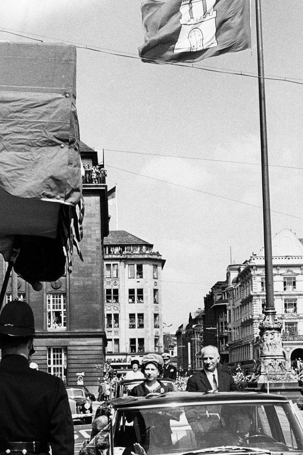 Königin Elizabeth II. und Hamburgs Erster Bürgermeister Paul Nevermann am 28. Mai 1965 in einer offenen Limousine vor dem Rathaus in Hamburg. © picture alliance / dpa 