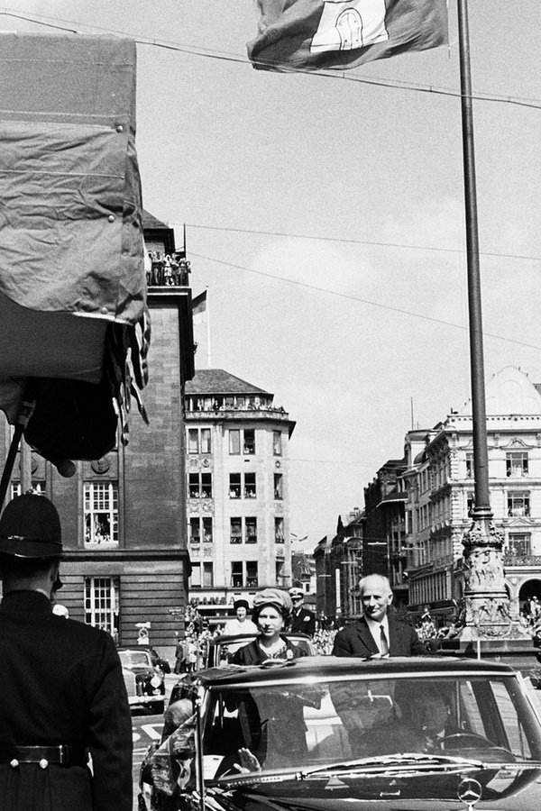 Königin Elizabeth II. und Hamburgs Erster Bürgermeister Paul Nevermann am 28. Mai 1965 in einer offenen Limousine vor dem Rathaus in Hamburg. © picture alliance / dpa 