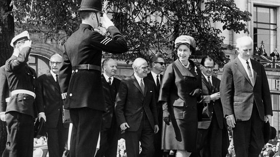 Königin Elizabeth II. und Hamburgs Erster Bürgermeister Paul Nevermann (r) gehen im Mai 1965 am Hamburger Jungfernstieg an Bord eines Alsterschiffes. © picture alliance / dpa 