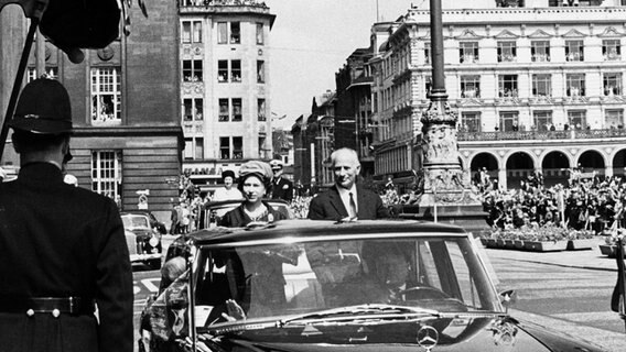 Königin Elizabeth II. und Hamburgs Erster Bürgermeister Paul Nevermann am 28. Mai 1965 in einer offenen Limousine vor dem Rathaus in Hamburg. © picture alliance / dpa 