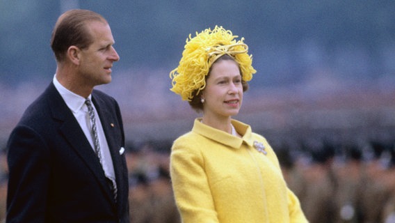 Königin Elizabeth II. und ihr Gatte Prinz Philip bei der Inspektion britischer Truppen auf dem Maifeld in Berlin am 27. Mai 1965. © picture alliance / Kurt Rohwedder Foto: Kurt Rohwedder