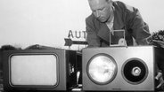 Ein Radarstrahler (l.) und eine Blitzlichtlampe mit eingebauter Kamera wird am 06.06.1959 in Frankfurt/Main (Hessen) aufgebaut. © picture alliance / dpa Foto: Richard Koll