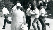 Handgemenge zwischen Polizisten und Weißen in Arkansas: Gegner der Rassenintegration verweigern Farbigen im September 1957 in Little Rock den Zutritt zu Schulen. © picture-alliance / akg-images 