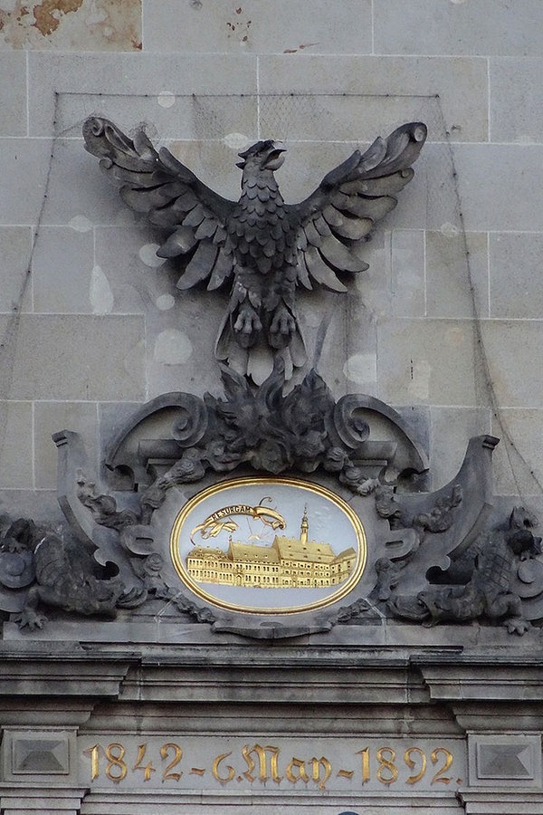 Phönix-Fassadenfigur am Hamburger Rathaus (Wikimedia Commons / Hhbrmbk / CC-BY-SA 3.0) © Creative Commons License / CC-BY-SA 3.0 Foto: Hhbrmbk