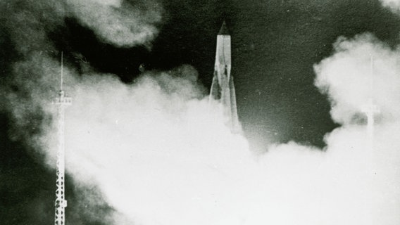 1957: Eine Rakete startet von der Erde, um den Satelliten Sputnik 1 ins All zu schießen. ©  picture-alliance / ITAR-TASS 