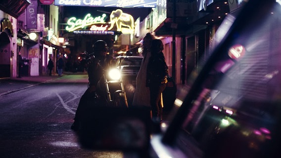 Nachgestellte Szene in "Reeperbahn Spezialeinheit FD 65": Ein Mann auf einem Motorrad und eine Prostituierte auf St. Pauli in den 80er-Jahren. © Gebrüder Beetz Filmproduktion Foto: Matthias Bolliger