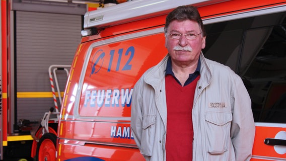 Ehemaliger Rettungsdienstmitarbeiter der Hamburger Feuerwehr © NDR Foto: Hanna Grimm