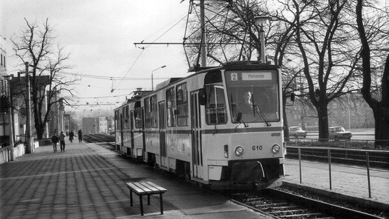 Eine Tatra-Straßenbahn der Linie 2 1990 am Steintor in Rostock. © Rostocker Nahverkehrsfreunde 