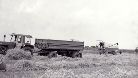 Kippanhänger vom Typ HW 80 hinter einem Traktor auf einem Feld, undatierte Aufnahme. © Stadt- und Dampfmaschinenmuseum Werdau 