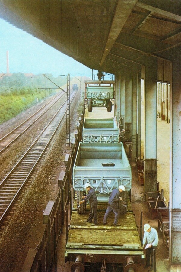 Am betriebseigenen Gleisanschluss werden in Werdau Kippanhänger des Typs HW 80 verladen. Undatierte Aufnahme. © Stadt- und Dampfmaschinenmuseum Werdau 