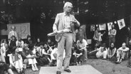 Der Psychoanalytiker und Sozialpsychologe Horst-Eberhard Richter, Leitfigur der Friedensbewegung, während einer Rede anlässlich der kirchlichen "Friedenswerkstatt" am 4. Juli 1983 in Berlin. © picture-alliance / dpa | DB 