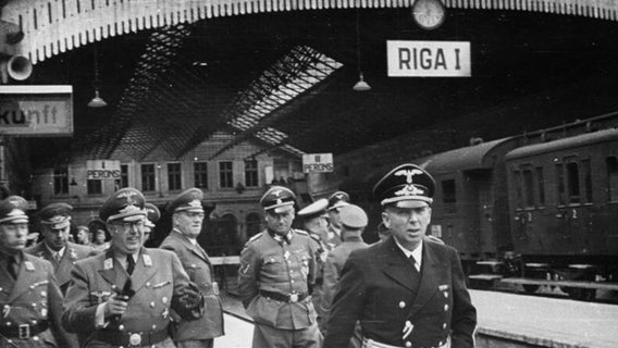 Reichskommissar Ostland Hinrich Lohse kommt im Februar 1944 am Bahnhof von Riga an. © Creative Commons License / CC-BY-SA 3.0 Foto: unbekannt
