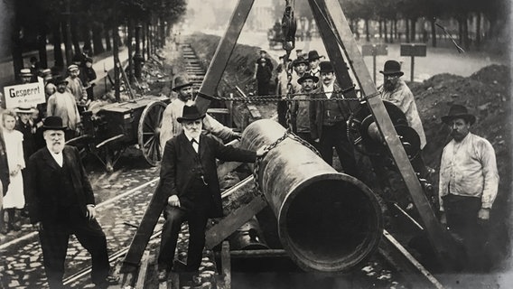 Arbeiten am Hamburger Rohrnetz für die Gaslaternen um 1907 © Gasnetz Hamburg 