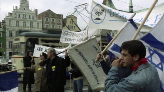 Protest-Aktion der Organisation "Söhne und Töchter der deportierten Juden Frankreichs" rund um Serge und Beate Klarsfeld am 19. Oktober 1992 in Rostock. © NDR 