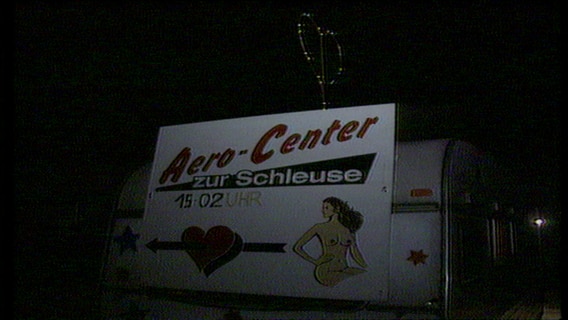 ein Wohnwagen mit der Aufschrift "Aero-Center zur Schleuse" © NDR 