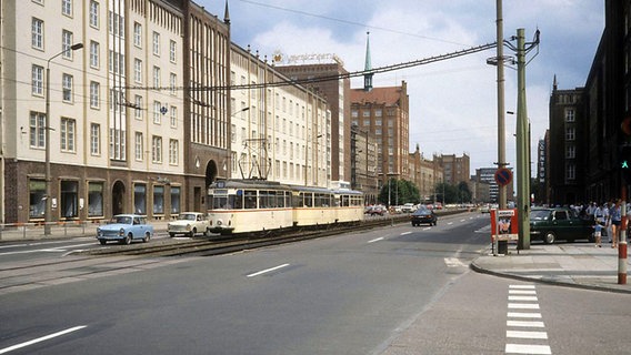 Eine Straßenbahn fährt 1990 durch die Lange Straße / Ecke Kuhstraße in Rostock | Kurt Rasmussen / CC BY-SA 3.0 © gemeinfrei | Kurt Rasmussen / Wikimedia Commons CC BY-SA 3.0 