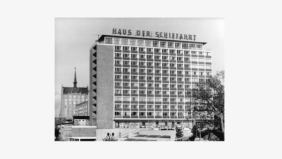 Haus der Schifffahrt in Rostock 1969 | Bundesarchiv, Bild 183-H0612-0301-018 / CC-BY-SA 3.0 © gemeinfrei / Bundesarchiv, Bild 183-H0612-0301-018 / CC-BY-SA 3.0 