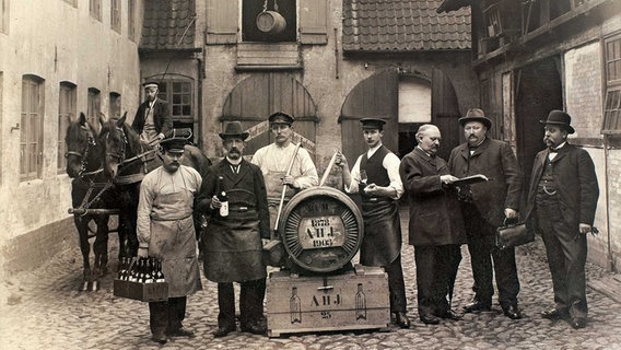 Mitarbeiter stehen 1903 mit einem Rumfass vor dem Sitz der Firma Johannsen in Flensburg. © Flensburg Fjord Tourismus 