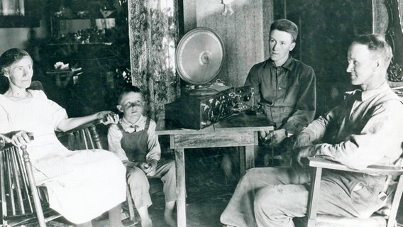 Eine US-amerikanische Familie hat sich Mitte der 20er-Jahre um einen Rundfunkempfänger versammelt. © picture alliance / akg-images 