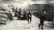 Eine Kradschützenspitze der Wehrmacht passiert beim Überraschungsangriff auf die UdSSR unter dem Namen "Unternehmen Barbarossa" am 22. Juni 1941 die russische Grenze. © picture alliance / akg-images 