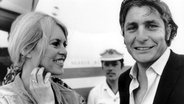 Der Schweizer Industriellen-Erbe, Playboy und Fotograf Gunter Sachs mit seiner damaligen Frau Brigitte Bardot am 10. April 1968 auf dem Flughafen von Marbella. © picture-alliance / dpa Foto: Rowan