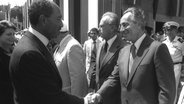 Der ägyptische Staatspräsident Anwar as-Sadat schüttelt dem israelischen Knesset-Abgeordneten Shimon Peres 1979 in Jerusalem die Hand. © picture alliance / newscom | GPO 