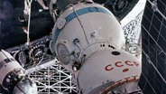 Die sowjetische Weltraumstation Saljut 1971 in der Montagehalle. © picture-alliance/ dpa 