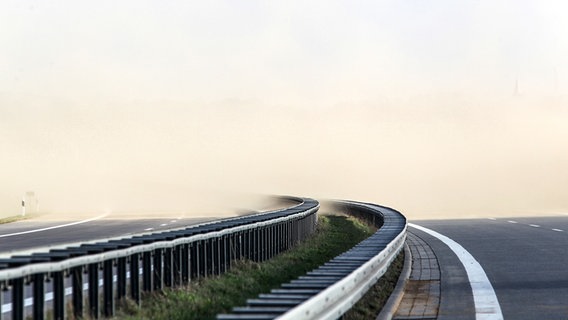 Ein Sandsturm fegt über eine Autobahn © picture alliance / dpa Foto: Bernd Wüstneck