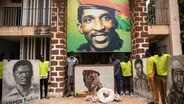 Menschen gedenken in Burkina Faso dem 1987 getöteten Staatschef Thomas Sankara. © picture alliance / ASSOCIATED PRESS Foto: Sophie Garcia
