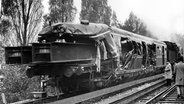 Der verunglückte S-Bahn-Zug, in den sich im Oktober 1961 die riesigen Eisenträger eines Bauzugs gebohrt haben. © pipicture-alliance / Uwe Marek Foto: Uwe Marek