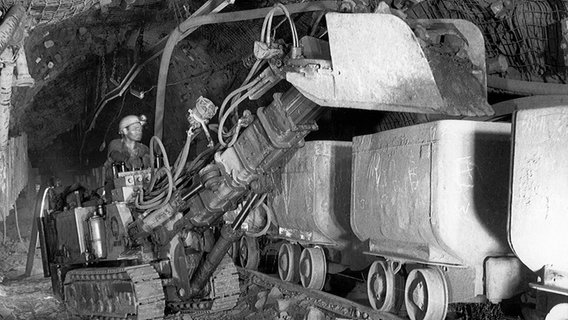 Ein Bergarbeiter belädt 1969 unter Tage im Erzbergwerk Konrad in Salzgitter eine Lore. © BGE Foto: Bundesgesellschaft für Endlagerung mbH