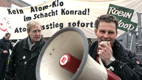 Einer der Kläger gegen das Atommüll-Endlager Schacht Konrad, Walter Traube (rechts), spricht im Februar 2006 vor dem Oberverwaltungsgericht in Lüneburg in ein Megaphon. © dpa/dpaweb Foto: Hans-Jürgen Weg