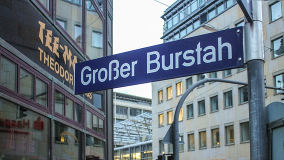 Das Straßenschild "Großer Burstah" in Hamburg. © NDR Foto: Daniel Sprenger