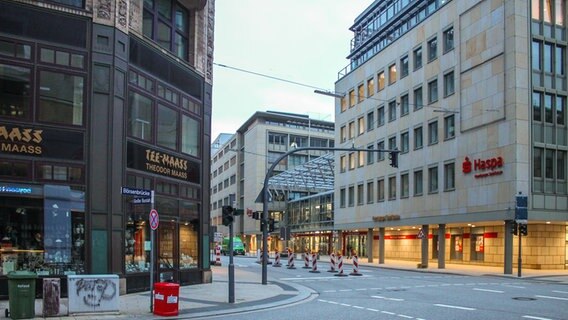 Die Straße "Großer Burstah" in der Hamburger Innenstadt mit einem großen Gebäude der Hamburger Sparkasse. © NDR Foto: Daniel Sprenger