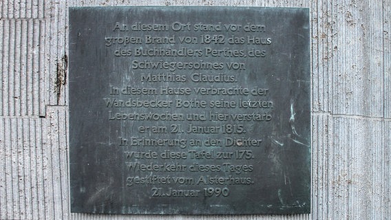 Eine Bronzetafel weist am Alsterhaus darauf hin, dass hier ein Wohnhaus stand, in dem der Dichter Matthias Claudius 1815 verstarb. © NDR Foto: Daniel Sprenger