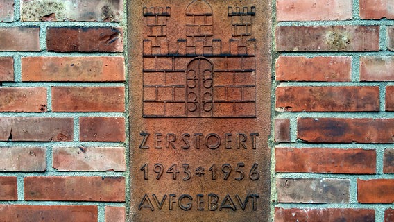 Gedenkstein mit der Aufschrift "Zerstört 1943, 1956 aufgebaut" © NDR Foto: Dirk Hempel