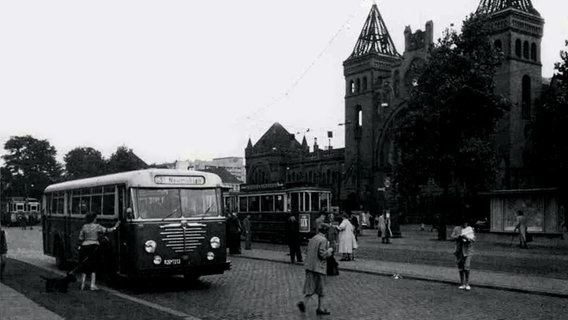 Straßenszene aus den 50er-Jahren am beschädigten Altonaer Bahnhof. © Altonaer Stadtarchiv 