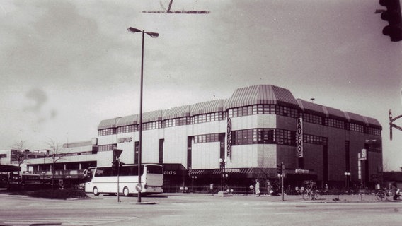 Der dritte Altonaer Bahnhof mit der ursprünglichen Fassade. © Altonaer Stadtarchiv 