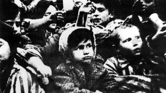 Kinder im Konzentrationslager Auschwitz. Aufnahme von Januar 1945. © picture alliance / dpa | epa pap 