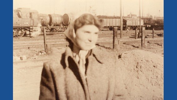 Zuzana Beckmannová auf einer Baustelle vor einer Gleisanlage im Bereich Rothenburgsort-Tiefstack, Februar oder März 1945. © Privatbesitz Karl-Heinz Schultz Foto: Gert Beschütz