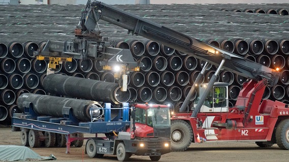 Pipelinerohre für die Ostsee-Gaspipeline Baltic Pipe werden auf dem Gelände des Hafens Mukran bei Sassnitz auf einen Lagerplatz transportiert. © dpa Foto: Stefan Sauer