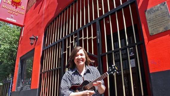 Musikerin und Beatles-Expertin Stefanie Hempel steht vor dem Club Indra in Hamburg. © NDR Foto: Heiko Block