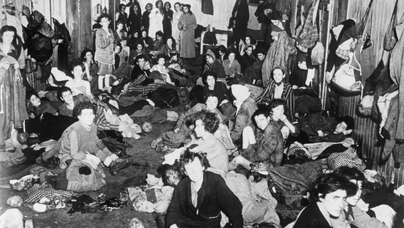 Das KZ Bergen-Belsen wurde durch britische Truppen der 2. Armee am 15. April 1945 befreit. Das Foto zeigt Überlebende in einer Baracke des Lagers. Das KZ Bergen-Belsen wurde durch britische Truppen der 2. Armee am 15. April 1945 befreit. Das Foto zeigt Überlebende in einer Baracke des Lagers. © picture-alliance / akg-images