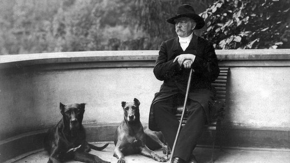 Otto von Bismarck mit seinen zwei Doggen 1891 © Otto-von-Bismarck-Stiftung 