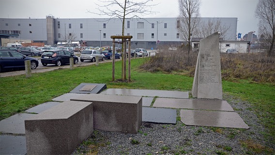 An der Hafenstraße in Lübeck steht eine Steintafel im Gedenken an den Brand eines Asylbewerberwohnheimes in der Hafenstraße 52 am 18. Januar 1996. Der Gedenkstein steht am Ort des abgerissenen Hauses Hafenstraße, Ecke Konstinstraße. © NDR Foto: Kathrin Bohlmann