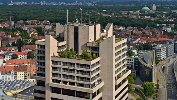 Das Bredero-Hochhaus mit begrünten Dachgärten und Hannovers Oststadt mit dem Stadtwald Eilenriede, 19.09.2013 © picture alliance / Michael Narten Foto: Michael Narten