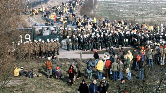 Demonstration gegen das geplante Atomkraftwerk in Brokdorf 1981 © picture-alliance/ dpa Foto: Martin Athenstädt