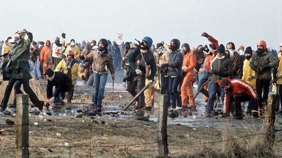 Demonstration gegen das geplante Atomkraftwerk in Brokdorf 1981 © picture-alliance/ dpa Foto: Martin Athenstädt
